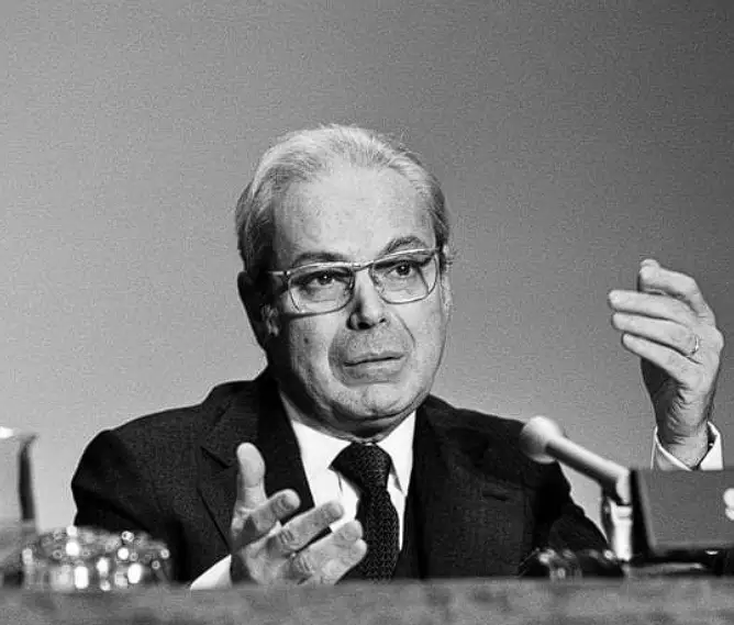 Javier Pérez de Cuéllar — UN Secretary-General